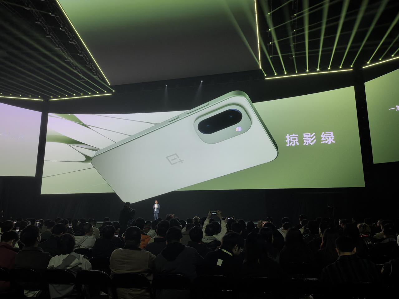 你们真别说，一加Ace 6T这个外观设计确实很简洁，板干净清爽，金属魔方Deco