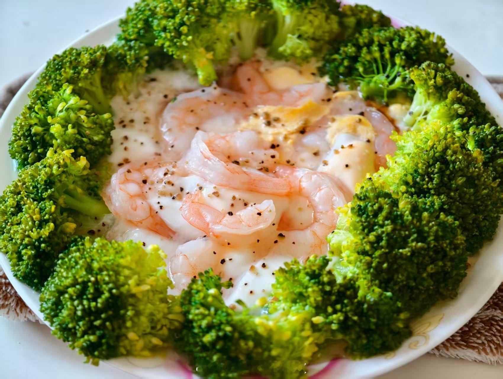 发我的自制减肥餐，卖相还挺好，看着挺有食欲。只有一个缺点：除了没熟，都挺好的