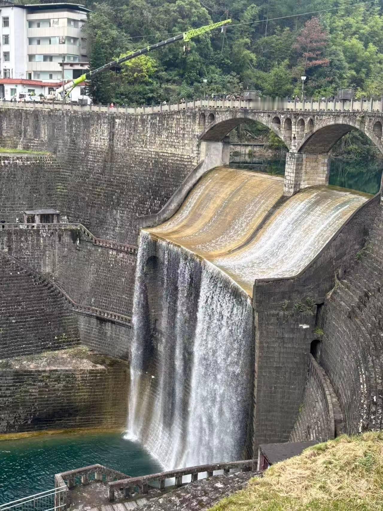 暴虎这个剧组真狠啊，这么高的瀑布看得我眼睛都瞪大了吓了一跳，生怕王星越掉下去，重