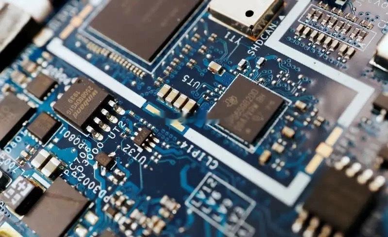 内存短缺！当前全球AI产业正面临严峻的“内存荒”，核心瓶颈在于高带宽内存等存储芯