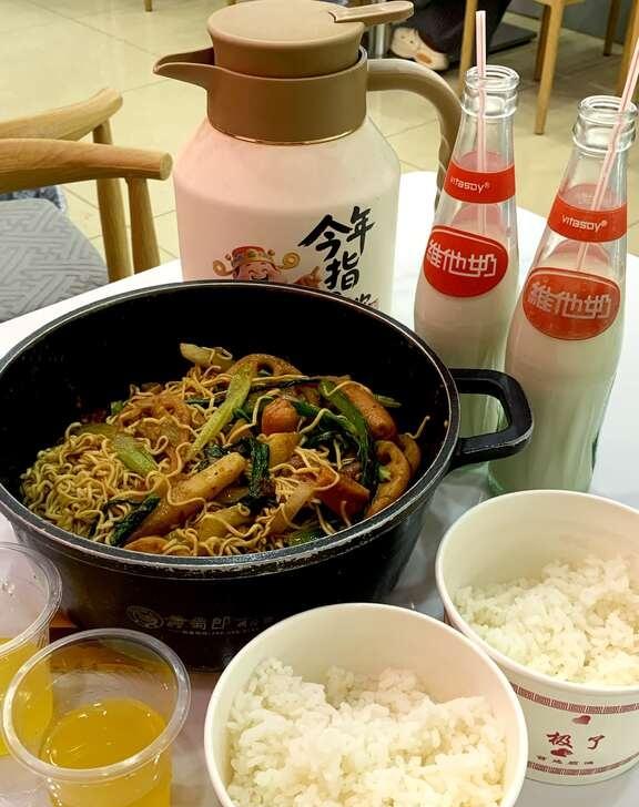 广州华农北门平价鸡公煲｜一锅香到舔面
华农北门藏着这家接地气鸡公煲小店，学生党工