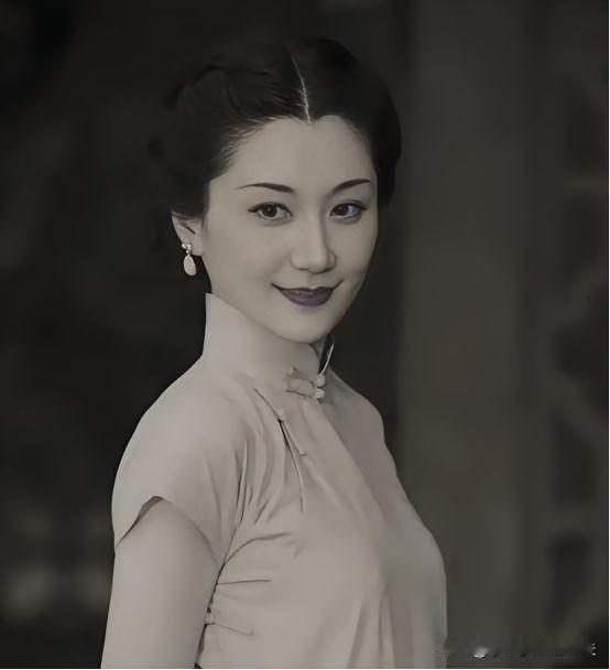 1930年，杜月笙的发妻沈月英，和表哥私会，云雨过后，她含泪嘱咐表哥：你今夜就离