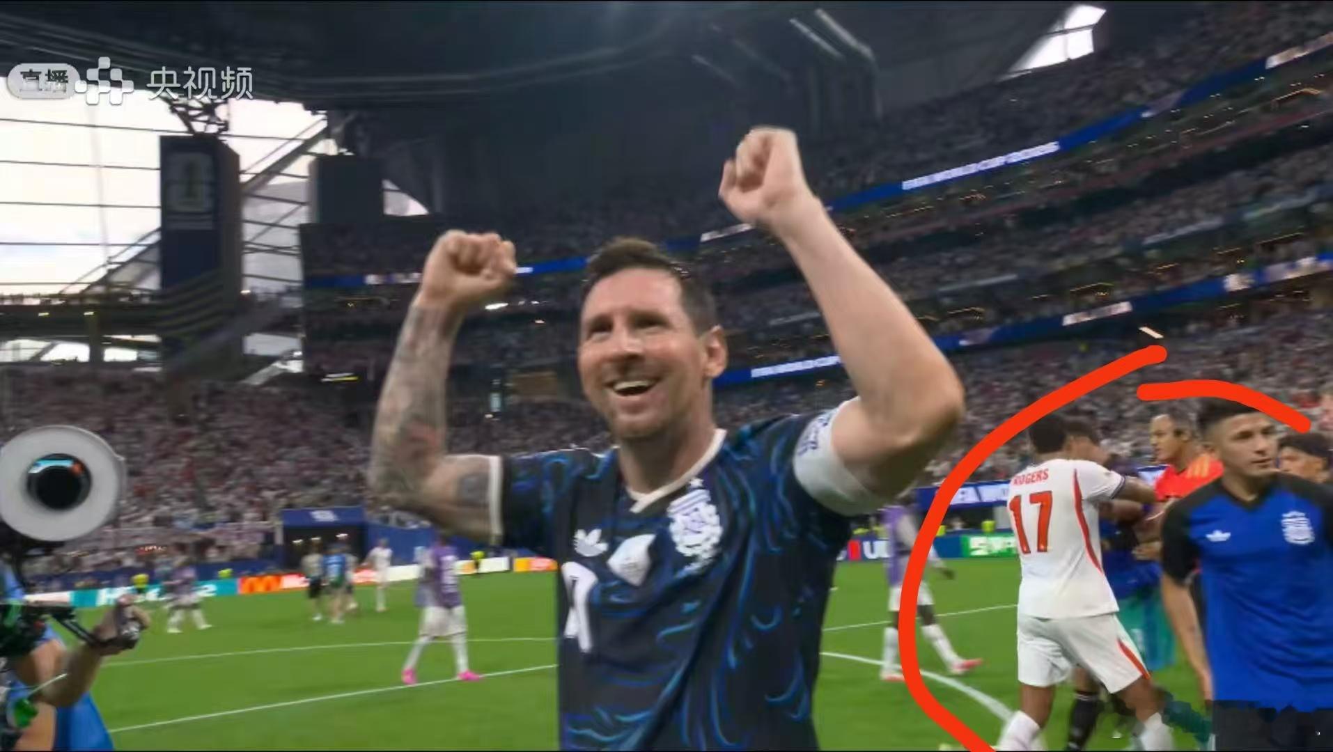 英格兰vs阿根廷阿根廷绝杀晋级决赛 镜头给到梅老板庆祝的同时，另一边两队球员还在