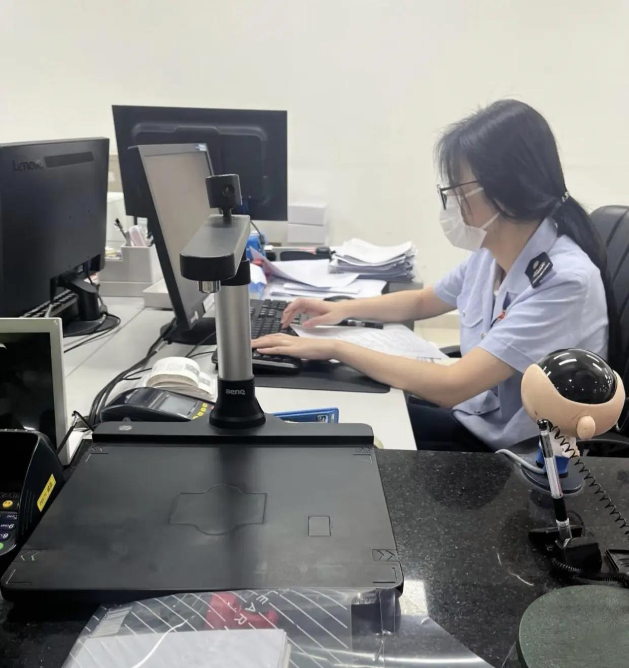 怒怼！“公务员凭啥周末休息？” 网友呼吁调整工作时间，评论区直接炸了！
 
谁懂