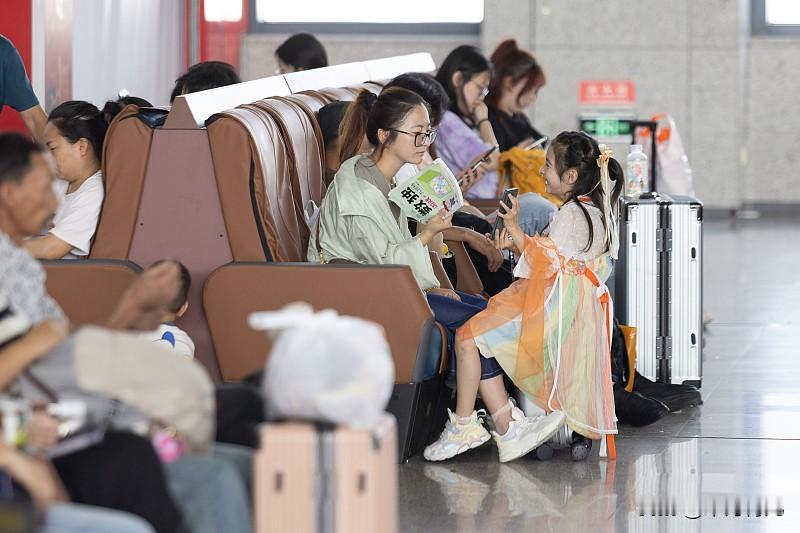 同样是30多岁养孩子，同样是外出打工养家：差距从来不是收入，是父母的认知
 
在