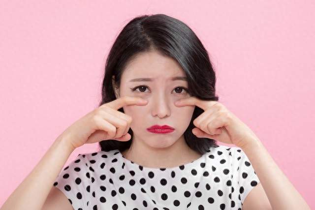 眼袋是身体“下水道”堵了我做对一件事把上焦“打开”通了就消了