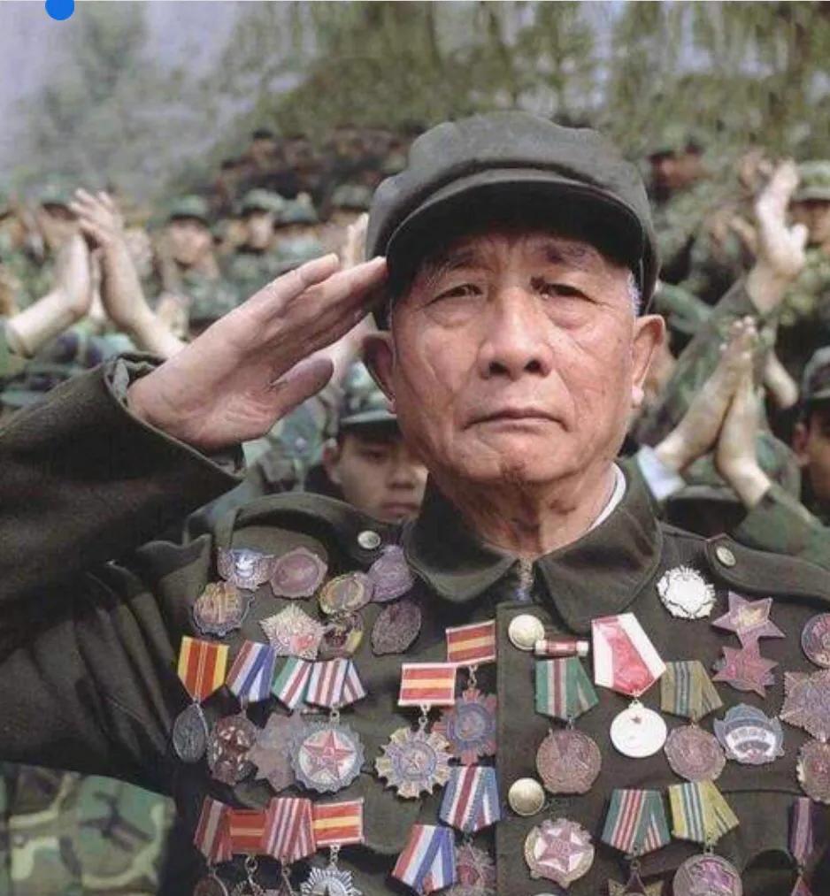 1947年夏，在一场激烈的战斗中，敌指挥部突然闯进来一名年轻的解放军战士，他手拿