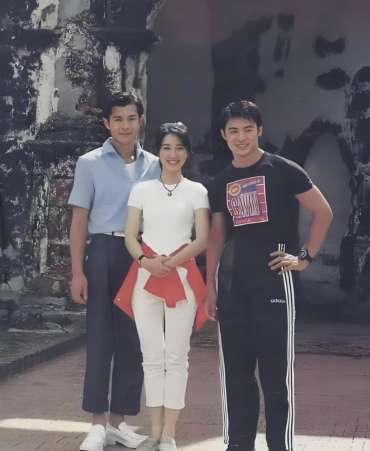 1996年，古天乐、樊少皇、关咏荷在马来西亚拍戏期间的合影留念，一转眼都是29年