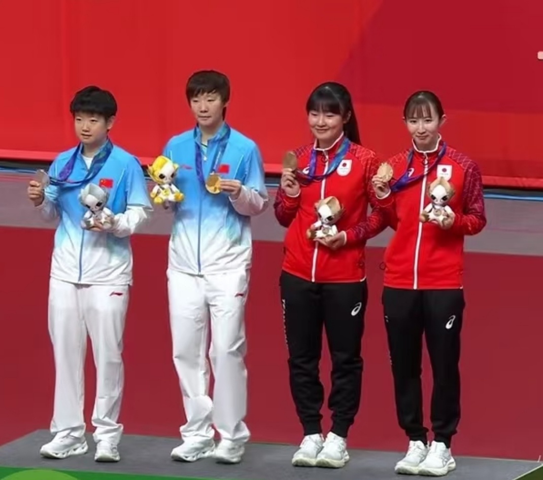 名古屋亚运女单决赛，王曼昱4-2击败孙颖莎斩获金牌，孙颖莎收获银牌。整场比赛多回
