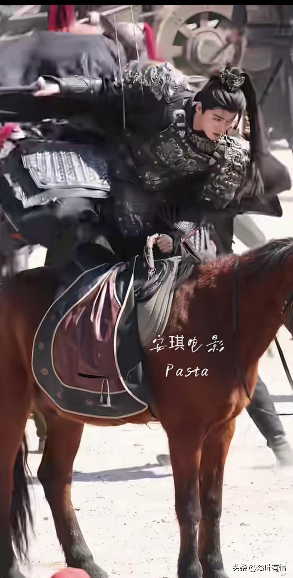 怪不得张凌赫被成为粉底液将军，
本来导演想靠这段封神，
没想到却被全网群嘲，
看