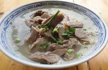 #秋之童话#
 秋天来了，第一碗羊汤，蒜花、辣油、羊肉、以及热气直扑在脸上，辣油