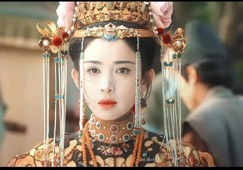 于正干脆不要当编剧了，去当服装设计师吧。他把很多朝代更迭交接的服饰都融合了，呈现