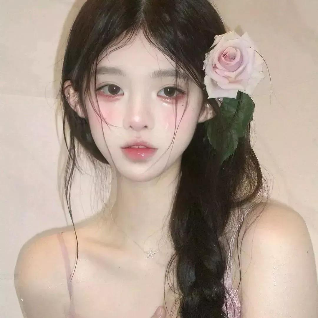 梦幻粉玫瑰少女，温柔与忧伤交织甜粉花漾少女 梦幻粉玫瑰 粉花少女照 粉色玫瑰写真