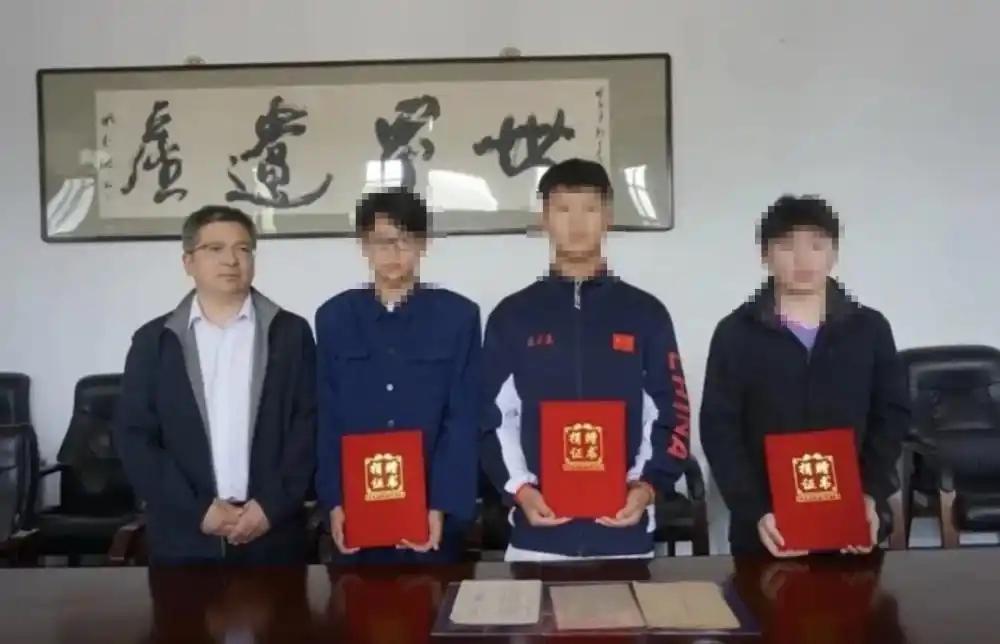 近日，浙江青年杨某某联合江苏徐某某、河南周某三人，自费搜集并捐赠侵华日军细菌战原