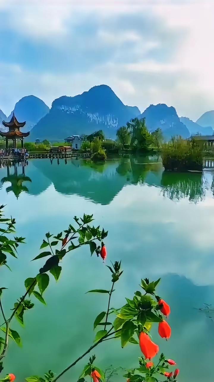 千峰倒蘸琉璃镜，
万壑真存天地间。
横批：《倒蘸与真存》