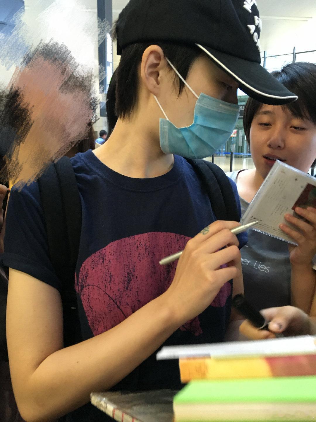 原来这个出来爆料曾轶可的前工作人员，是私生粉，而且还是前经纪人招进来的，这也和这