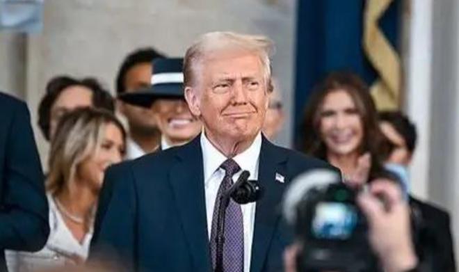 伊朗这一仗，终究是打醒了美国！现在的局势是：以前的美国在赌中国不敢动手，现在美国