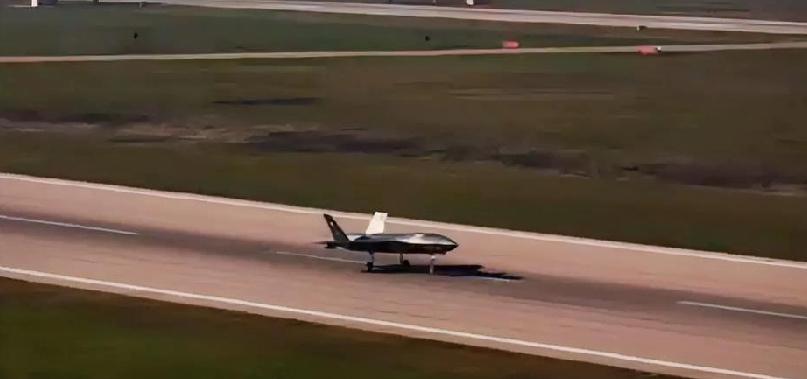 突发新闻﹣﹣航空史上首次：土耳其无人战斗机"基济莱尔马"号在锡诺普海岸成功使用空