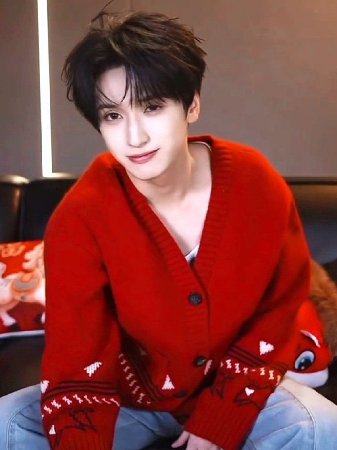 严浩翔深V红毛衣 严浩翔祝大家发发发 严浩翔祝大家发发发，严浩翔深V红毛衣，满分