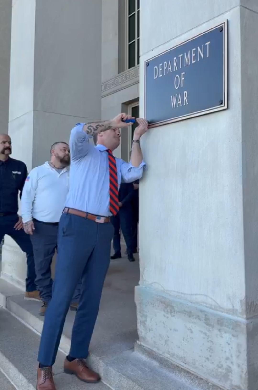 赫格塞斯亲自为“战争部”安装牌匾，话说，也不配个电动扳手，非要纯手工的仪式感，资