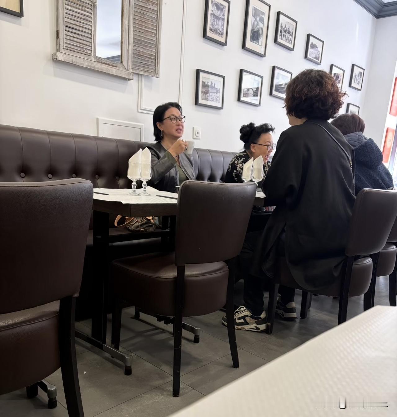 我喊的是阿姨！
金星说叫姐[呲牙][呲牙]
很随和，说叫我去合影，感觉喊姐姐她可