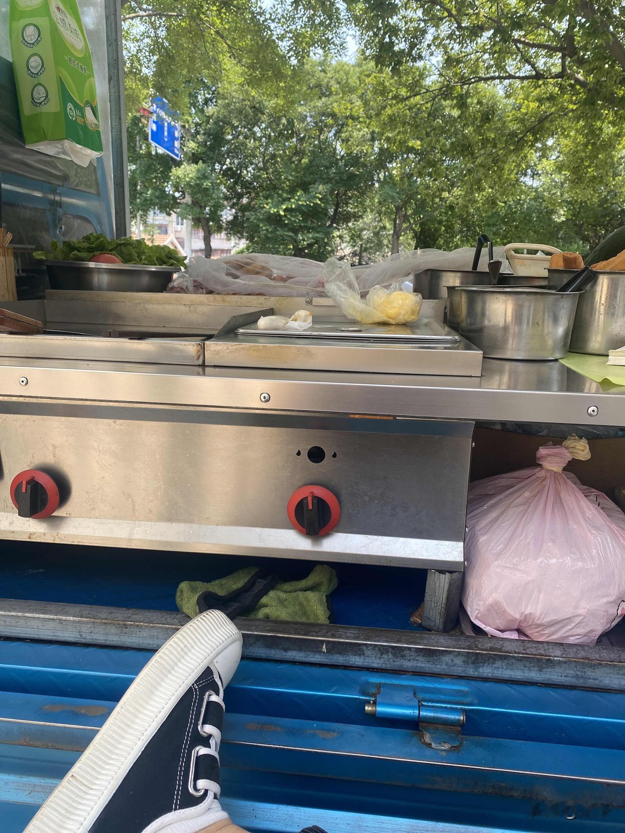 腰疼的不得了，不会是摆摊摆出来的后遗症吧？不能弯腰，一弯腰就疼的站不起来，我才三