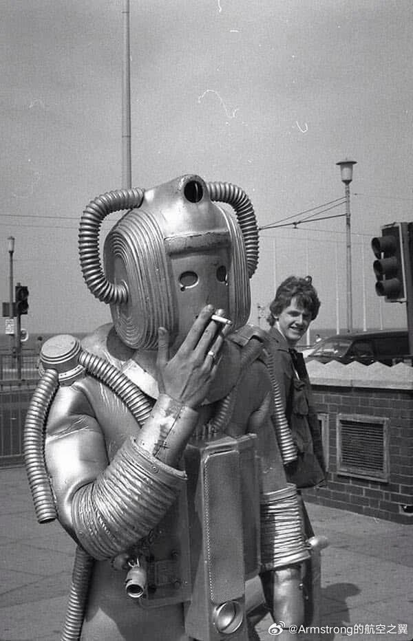 1975年，一位扮演机器人的演员在拍摄《神秘博士》期间吸烟。 