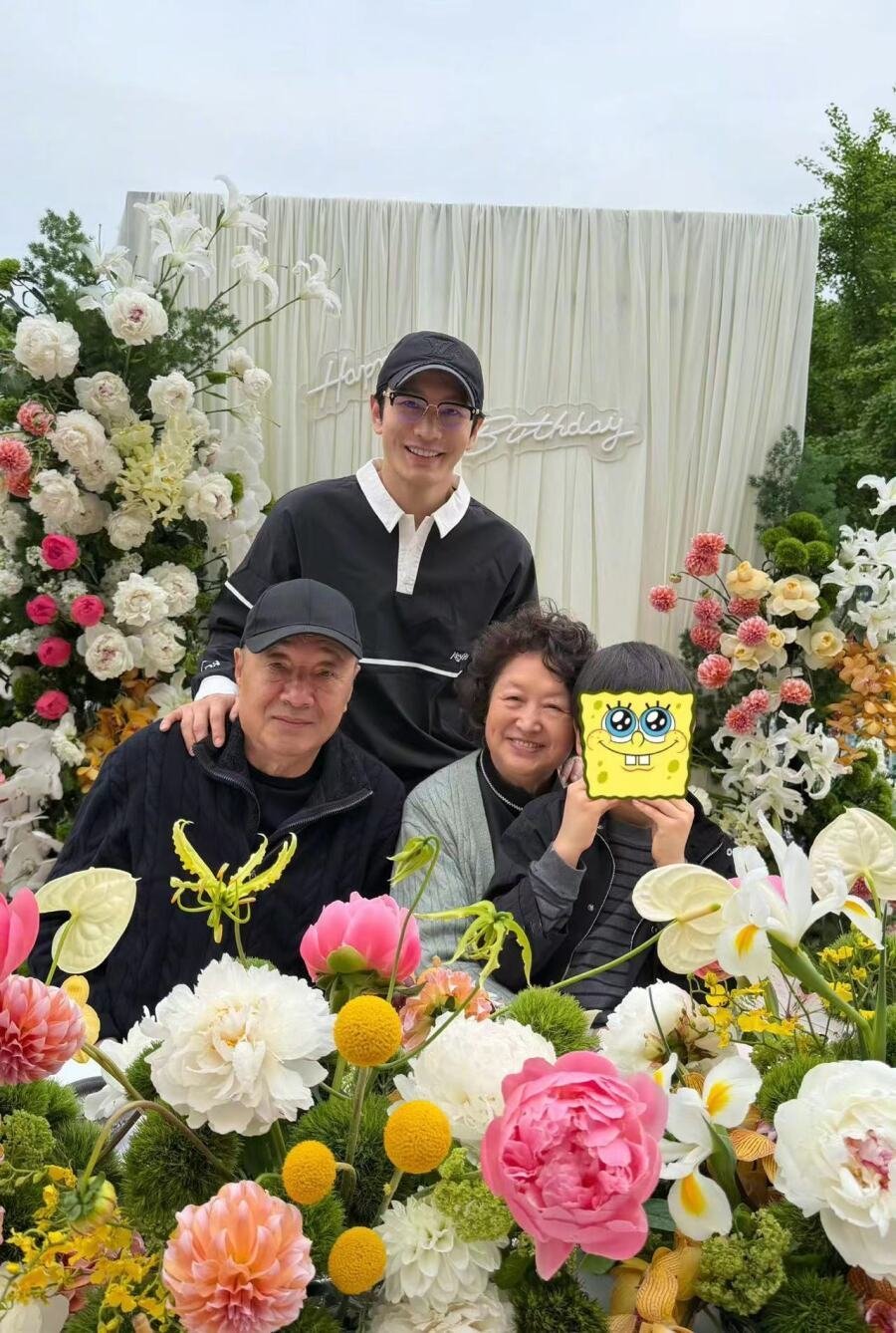 黄晓明带儿子给妈妈庆生，小海绵和奶奶关系很亲密，没少带过 