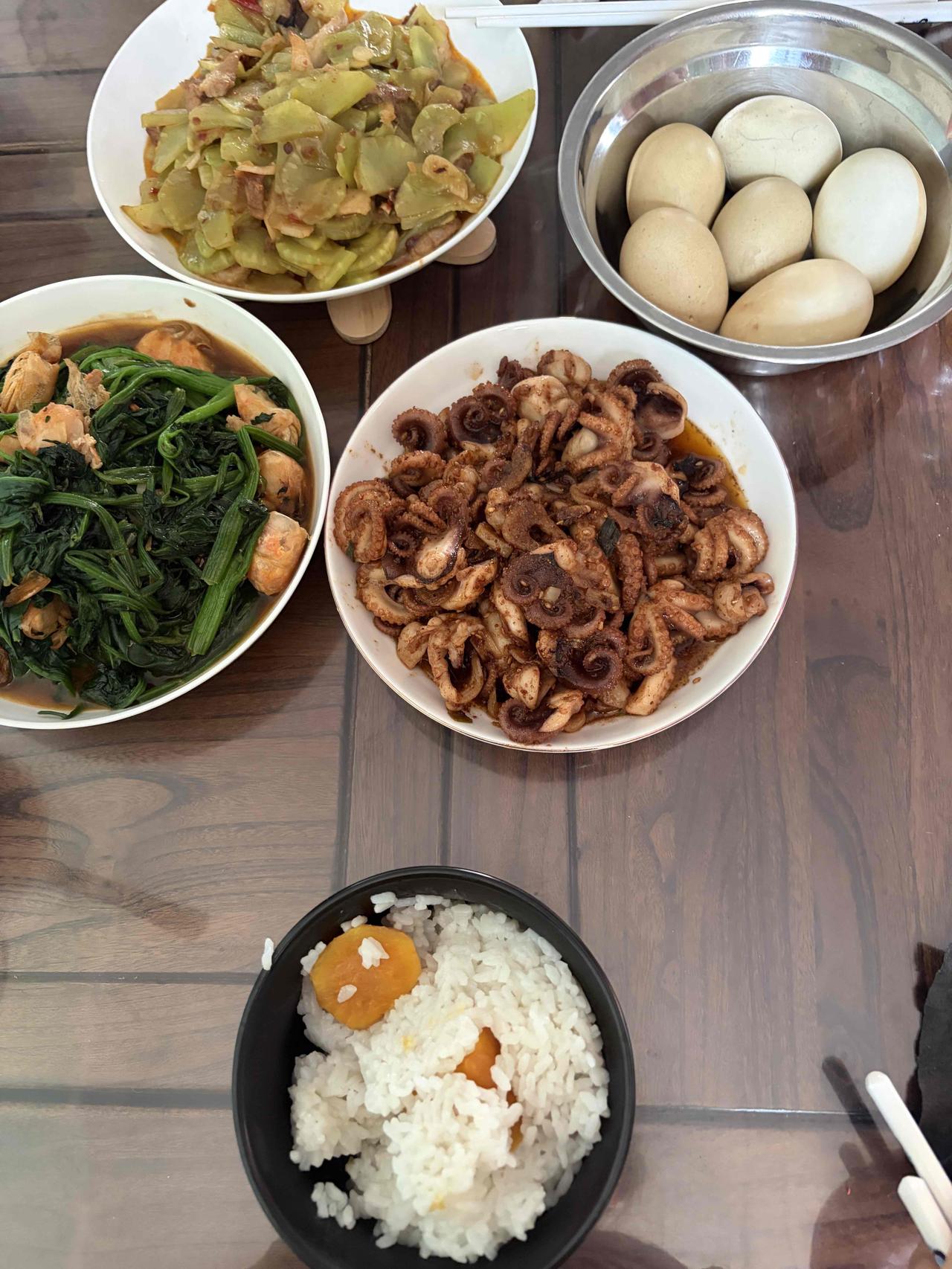 【农场日记】
         
        他负责桃子，我负责李子。一个种