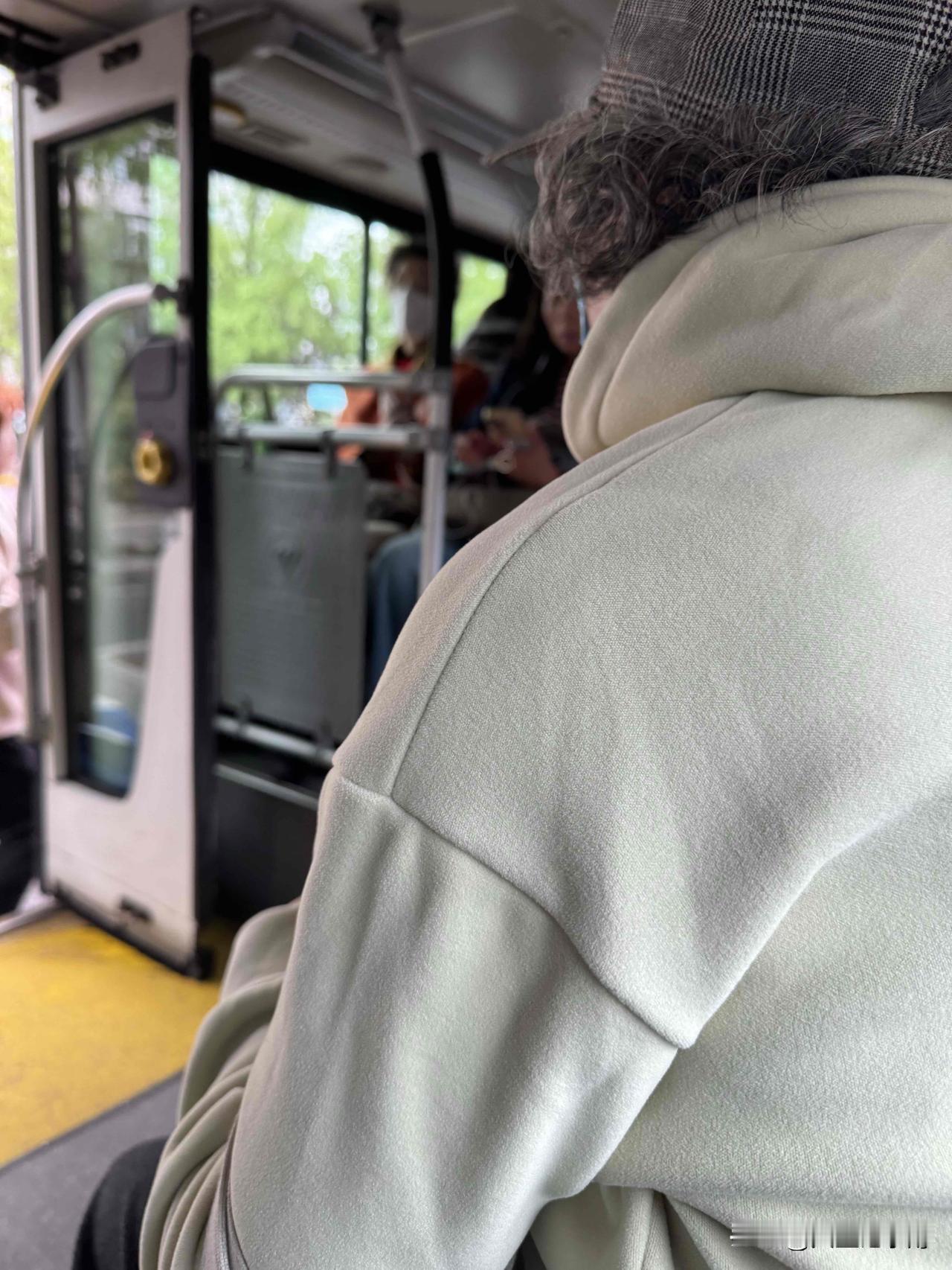 在公交车上有个邻座的大姐，带着口罩，一会儿把鼻子捂住，一会儿唉声叹气的。
坐在她