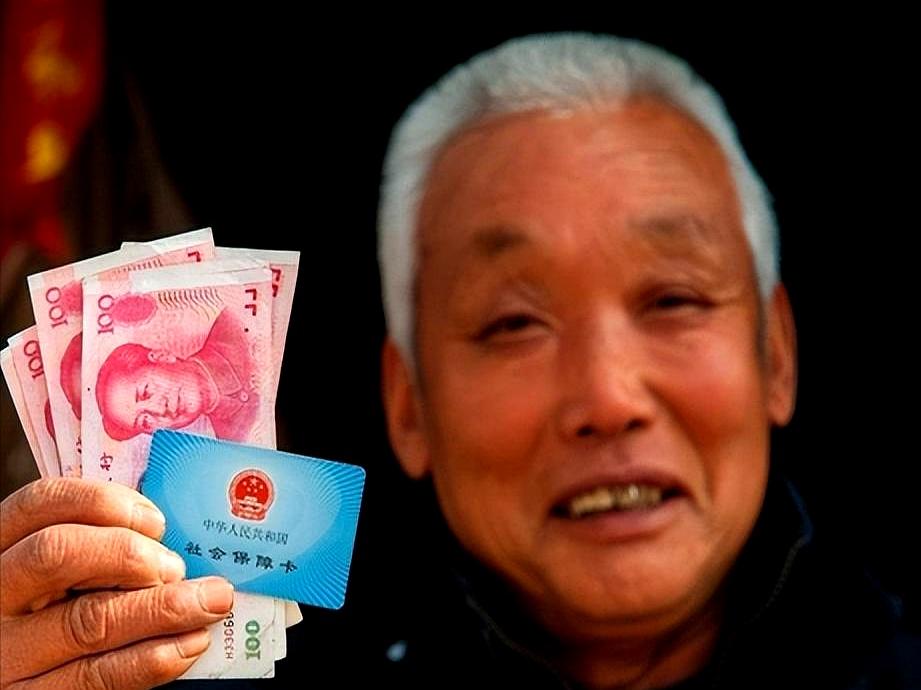 还等2026养老金官宣？别急，钱包里有两项已涨。
最低工资提标：9月1日起广东上