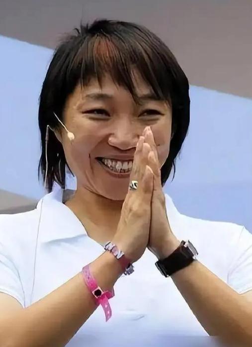 一个几乎不看球的男人，娶走了中国女足史上最伟大的前锋，2009年孙雯在上海低调领