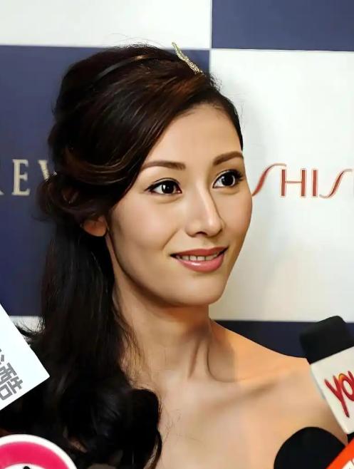 1992年，刘銮雄向宝咏琴提出了离婚，宝咏琴提了三个条件：“第一，给我买一部私人