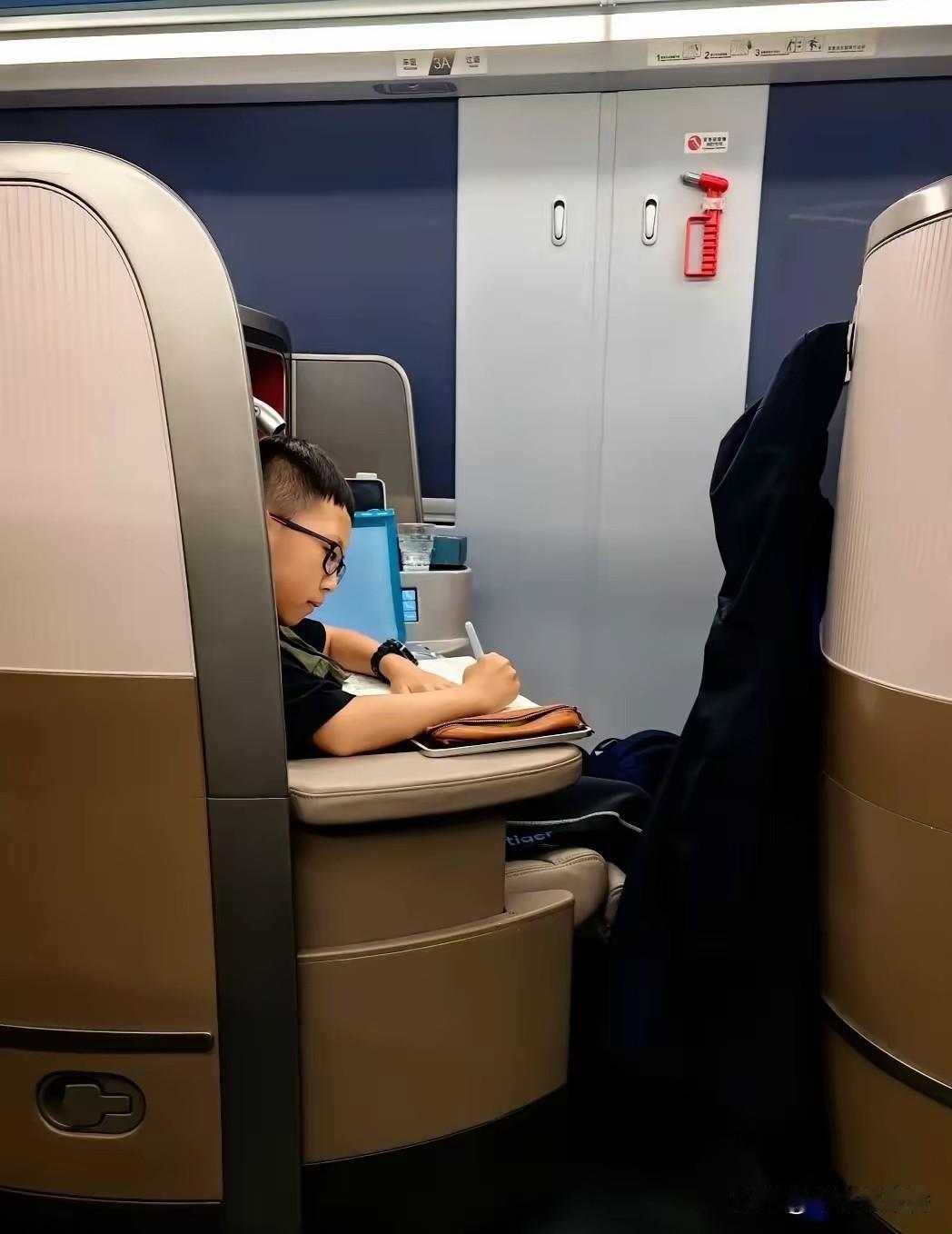 因为穷，成功研究出了托举儿子的野路子
坐标北京，普通双职工家庭，没多余的钱报贵的