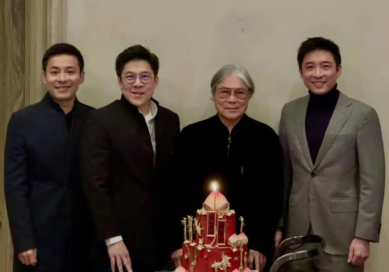 霍启刚家三兄弟齐飞米兰，特意为父亲霍震霆庆祝80岁大寿，父子同框画面温馨又幸福！