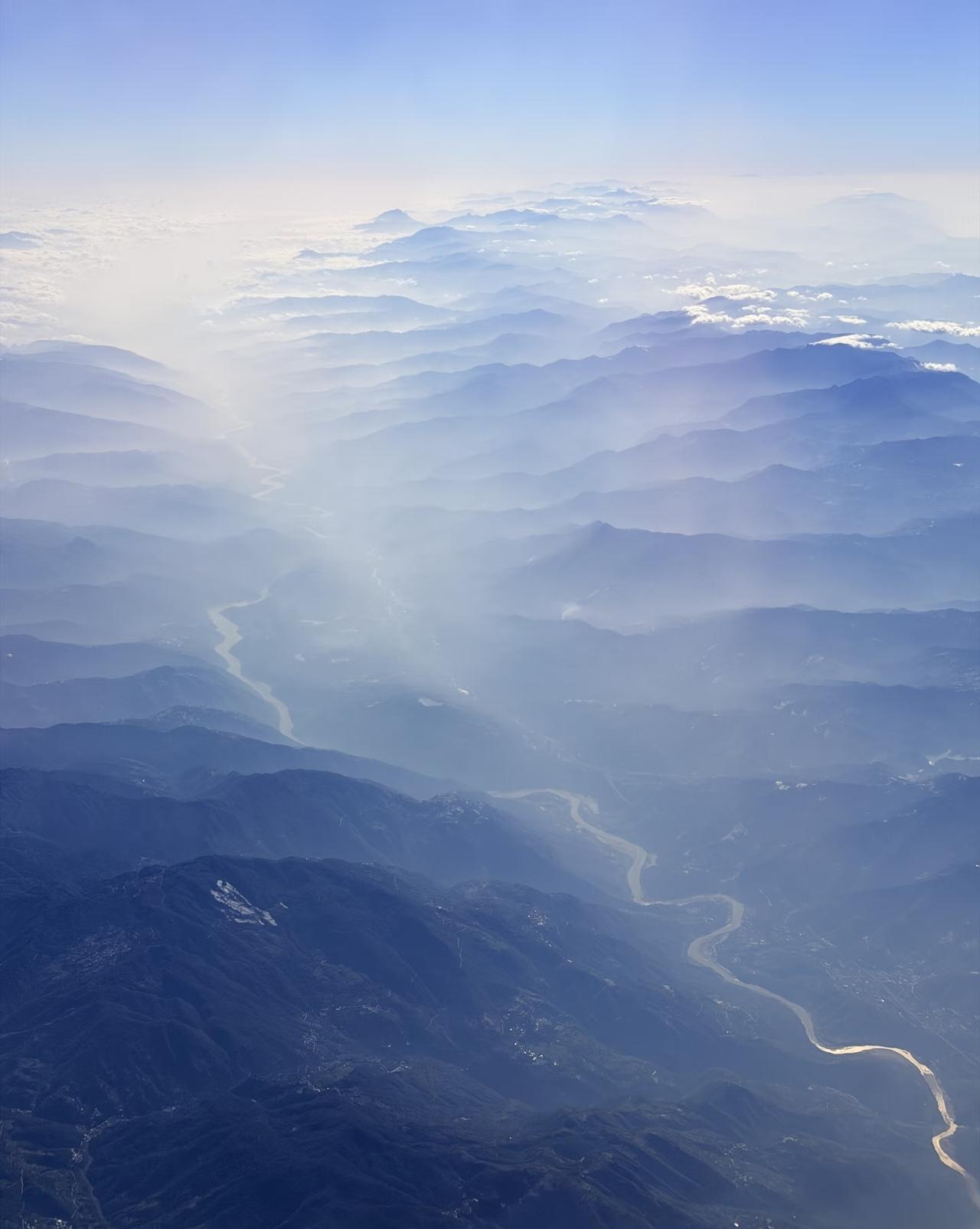 哀牢山[呲牙]
云南地如其名
延绵不断的山上总是有一层云海

看到一片非常美丽的