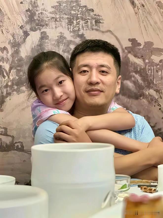 张雪峰女儿，没能见爸爸最后一面！女儿才上5年级，爸爸在跑步机上倒下的时候，她还在