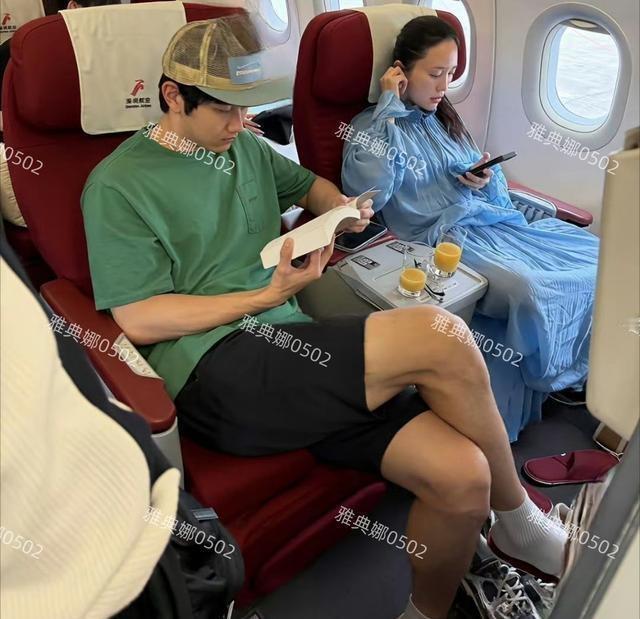 商务舱偶遇金莎和她的小老公，竟然都是素颜没有化浓妆，孙丞潇像是个大学生还在认真看