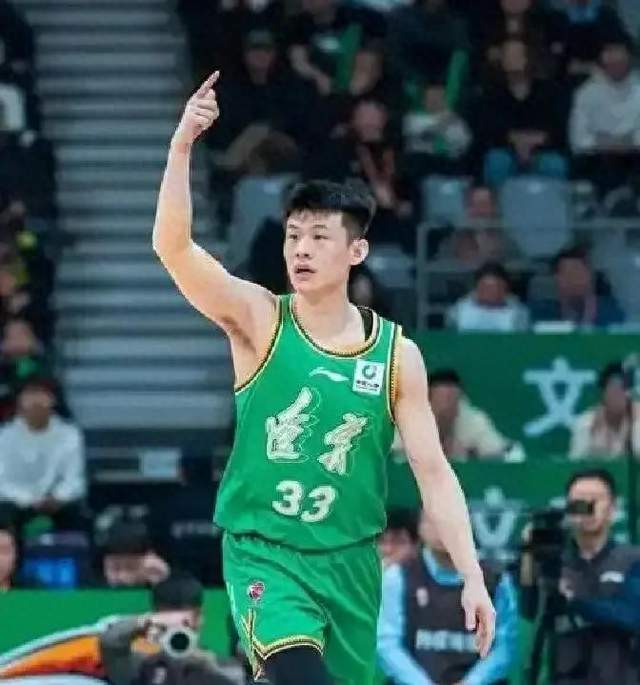 CBA三消息：王岚嵚回山东签长约，胡金秋留守广厦，首钢迎来蜕变