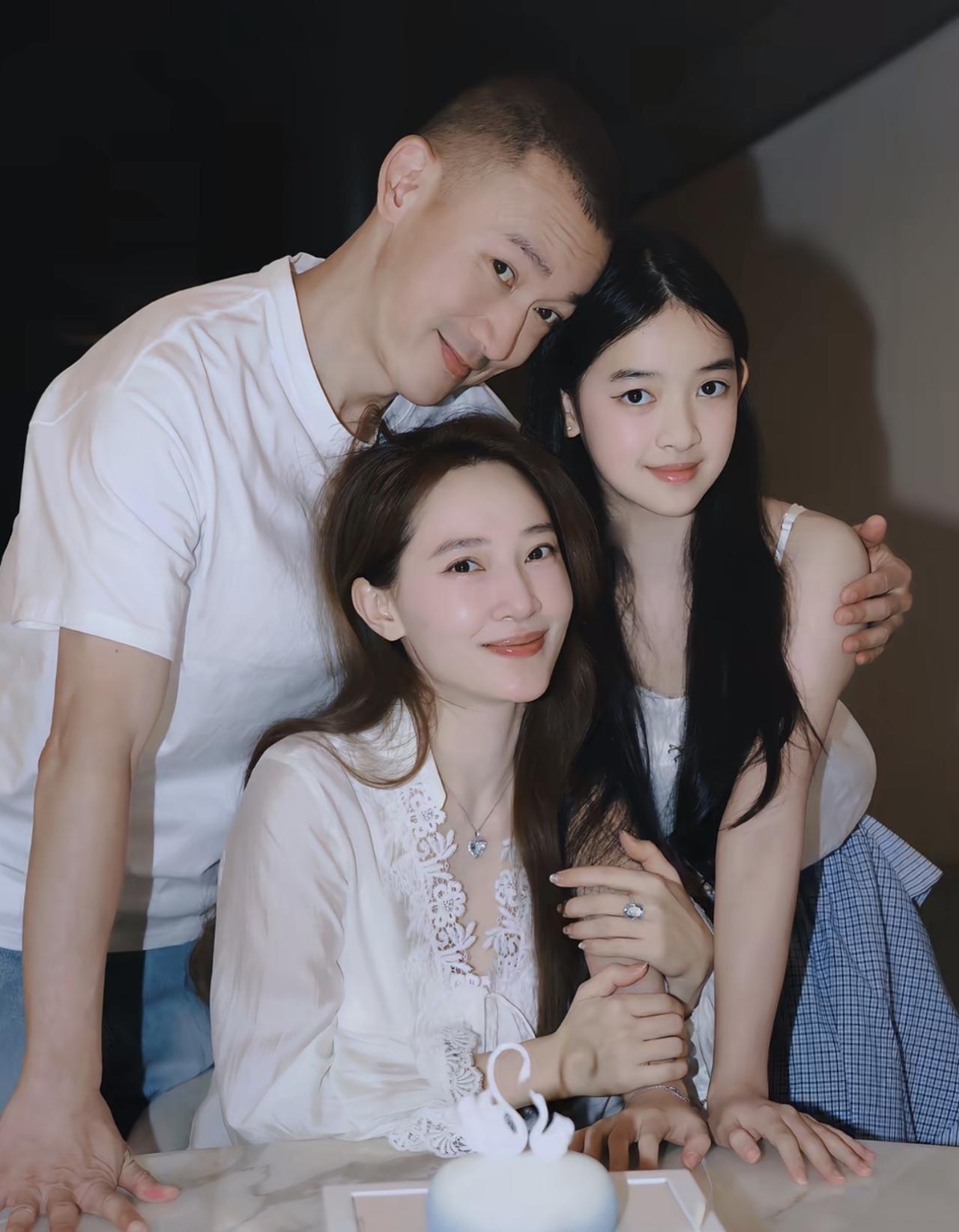 聂子一长得好像爸爸，也越来越大气漂亮啦