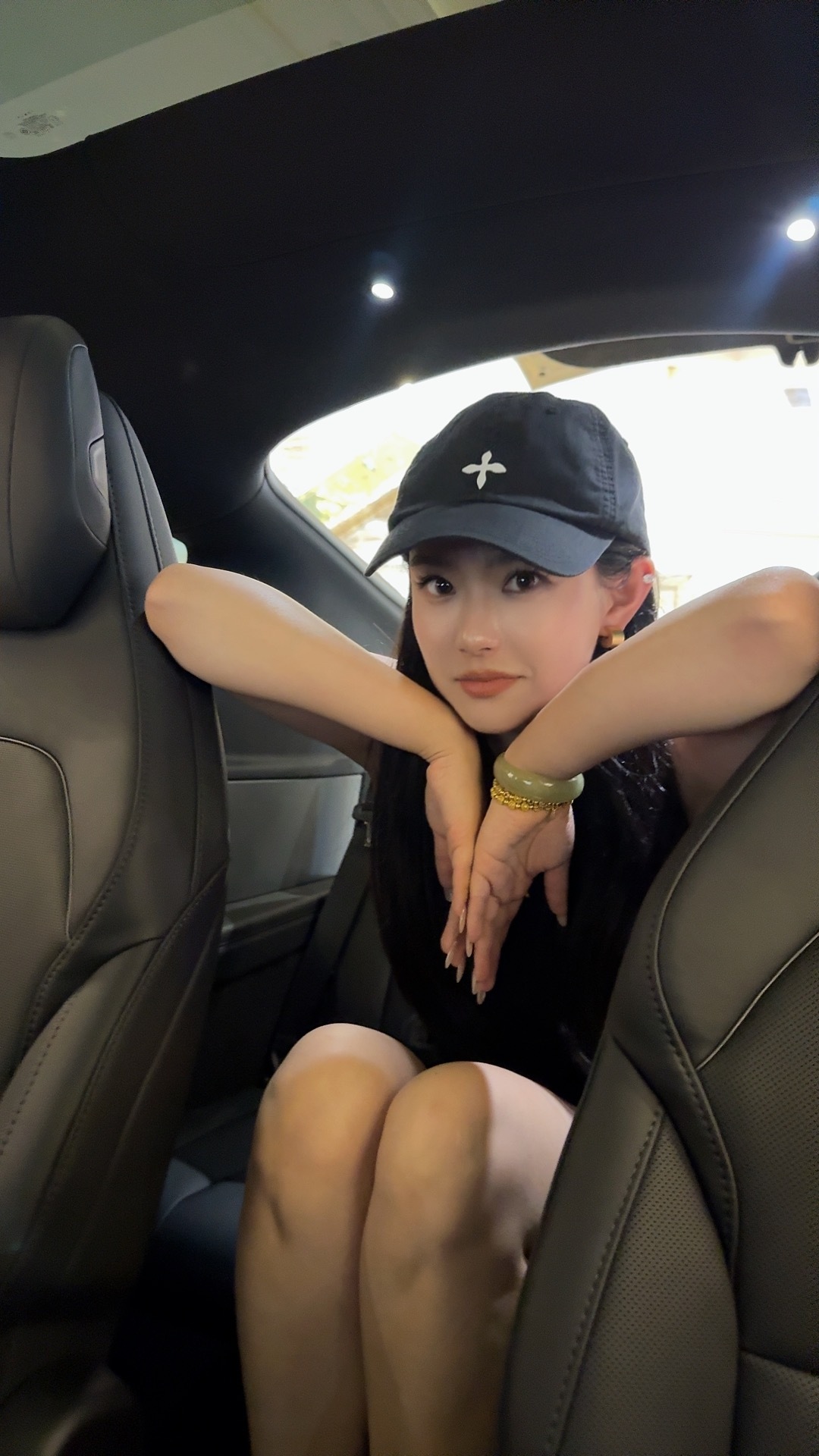 路遇 特斯拉Model Y L咱们来看看这第三排[doge]你们觉得这腿部空间咋