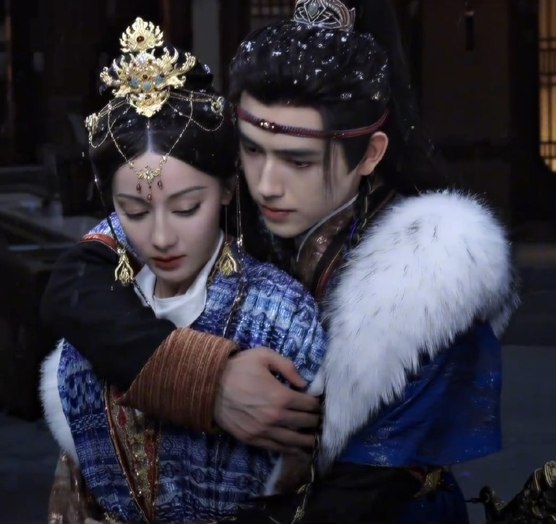 迪丽热巴陈飞宇背后抱花絮贺思慕段胥背后抱很难不嗑到这个思胥万千，贺思慕段胥背后抱