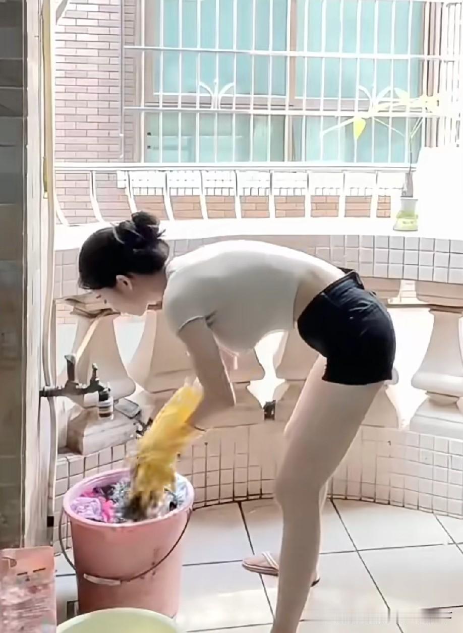 身材这么好，又这样勤快的女人，去那里找？[赞][赞]