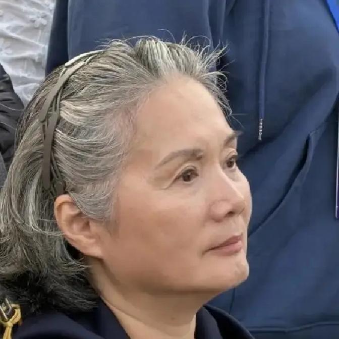 67岁的国家一级演员吴冕，住在上海武康路上亿的洋房里。小区菜贩都知道，这老太太能