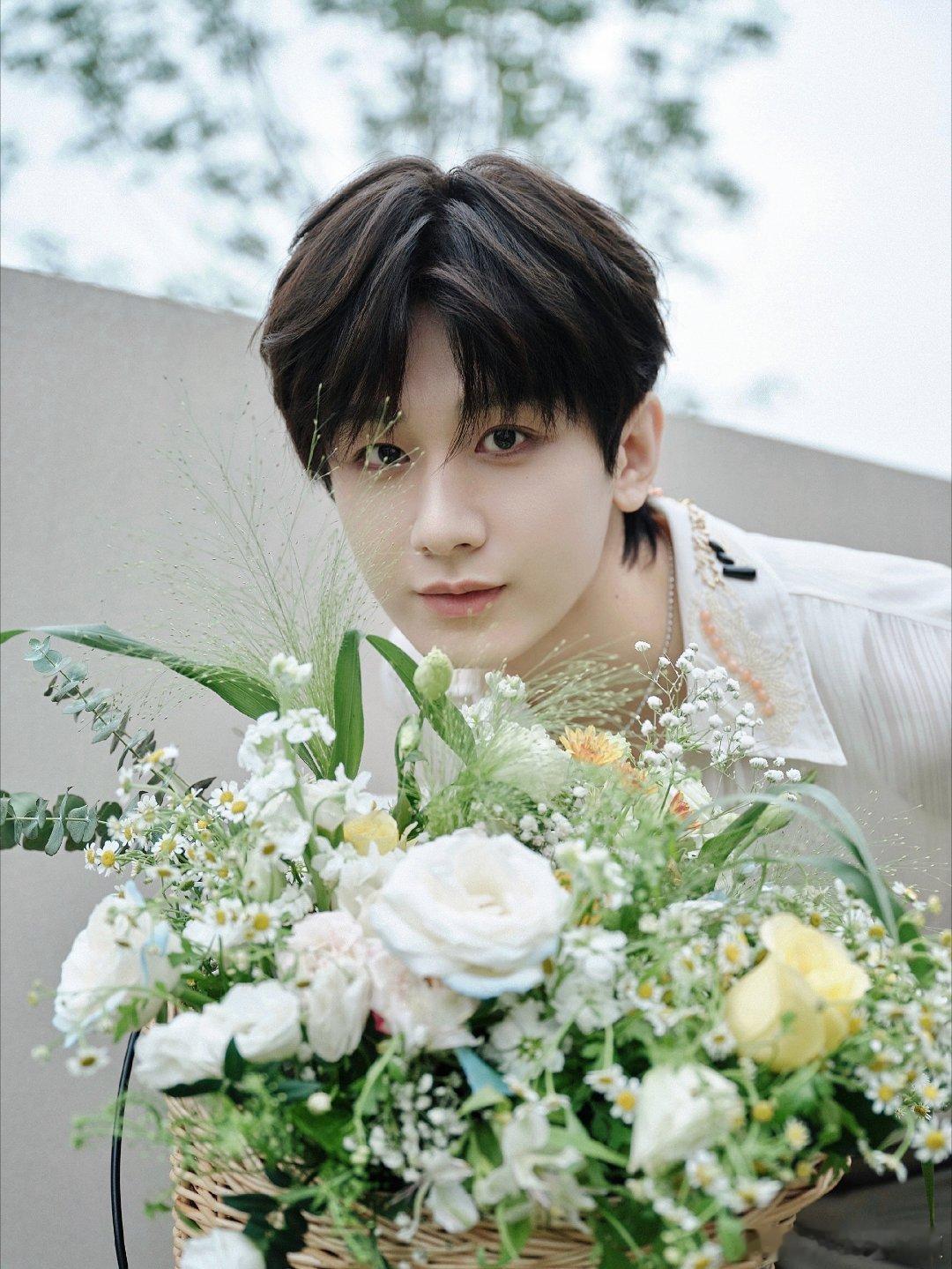 成毅天地剑心cy成毅王权富贵他那双眼，宛如深邃的湖泊，倒映着坚定与智慧；他那笑容