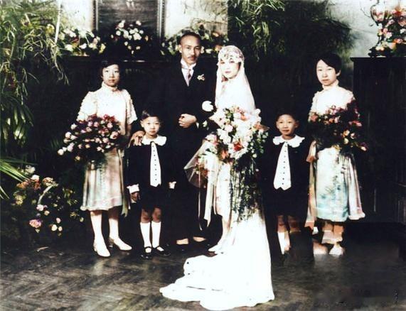 1927 年，蒋中正与宋美龄的婚礼在万众瞩目下盛大举行。婚礼现场设在大华饭店的跳