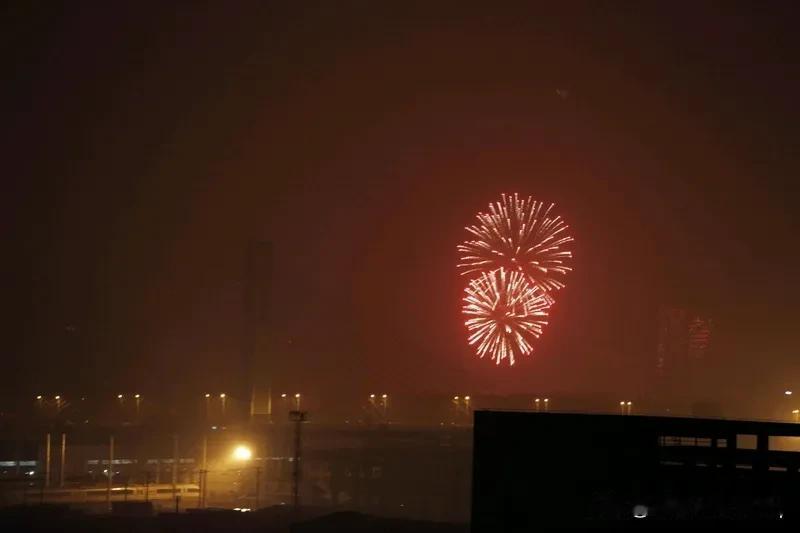 过年了你想到过请财神人吗？发现有钱人家里都有财神，而且面前放着钞票或铜钱，还有三