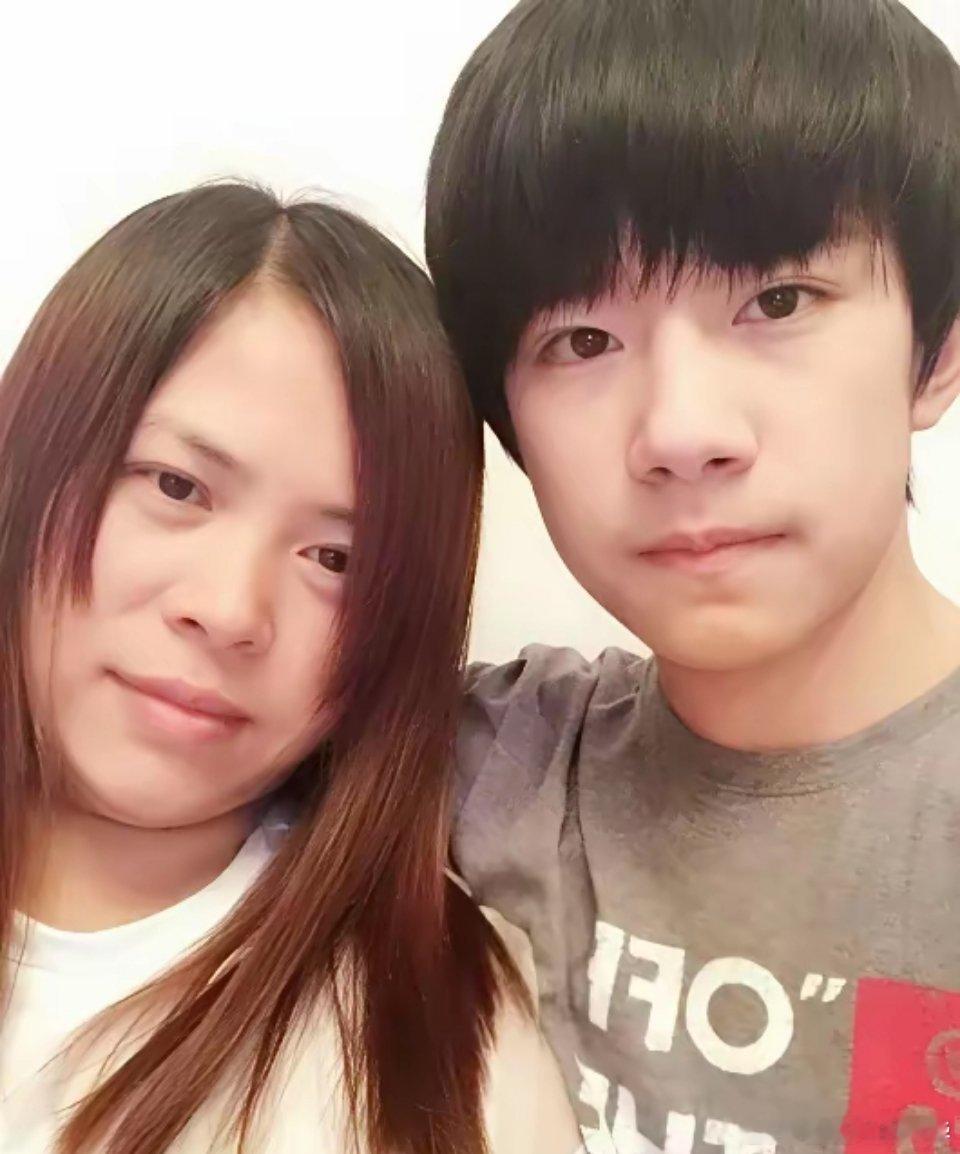 查了一下，才知道易烊千玺的妈妈有多牛？原来易烊千玺能成为百亿影帝，其实和她妈妈有