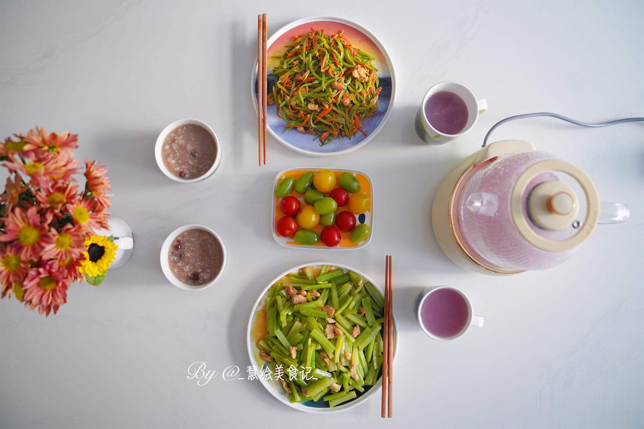 周三早餐芹菜炒肉、豆角胡萝卜丝炒肉、红豆粥、紫薯银耳羹、小番茄~ ​​​