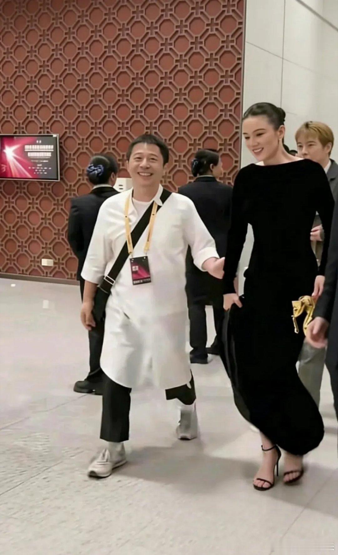 图片是宋佳与她的丈夫王伟。宋佳：中国内地知名女演员，凭借扎实演技多次斩获重要奖项